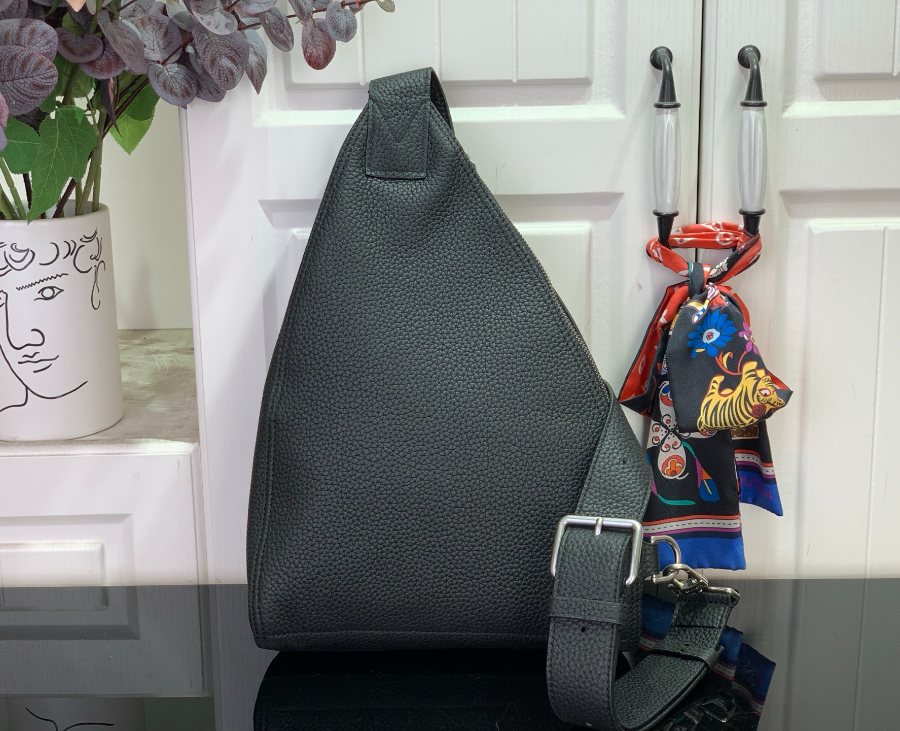 루이비통 델타 슬링백 블랙(30 x 35.5 x 7)2.jpg