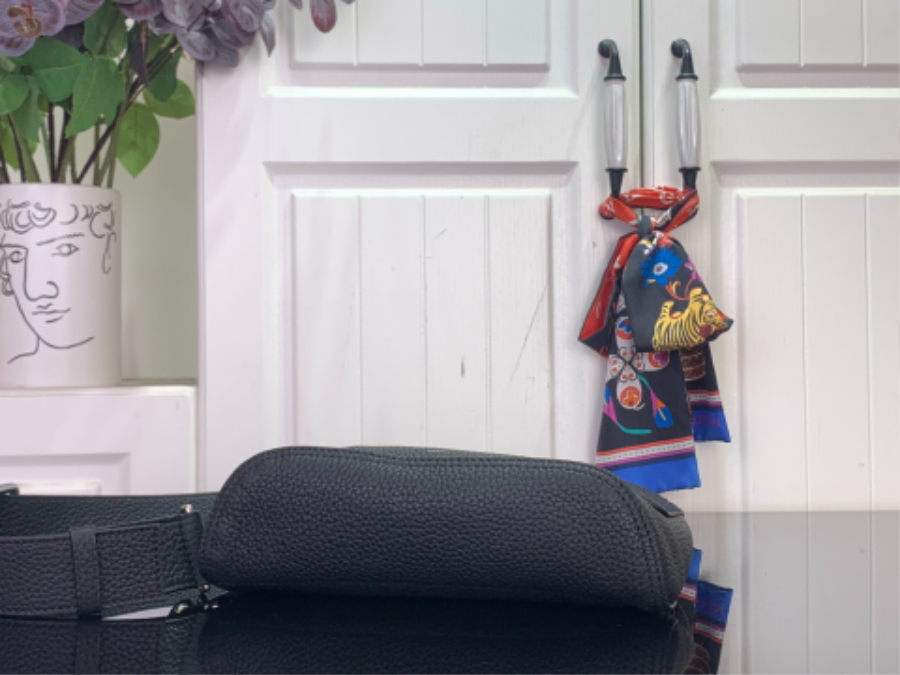 루이비통 델타 슬링백 블랙(30 x 35.5 x 7)5.jpg