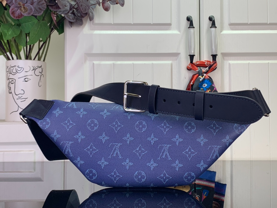 루이비통 러시 범백 블루 (30 x 15 x 8)2.jpg