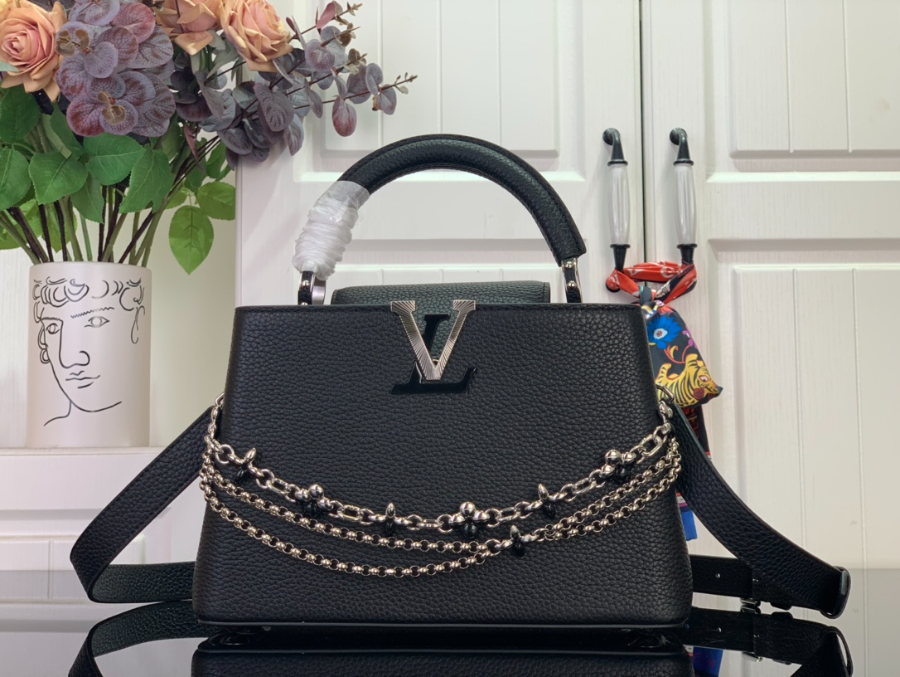 루이비통 카퓌신 BB 블랙 (17.3 x 9 x 27) 1.jpg