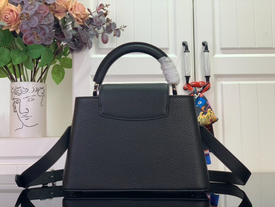 루이비통 카퓌신 BB 블랙 (17.3 x 9 x 27) 2.jpg