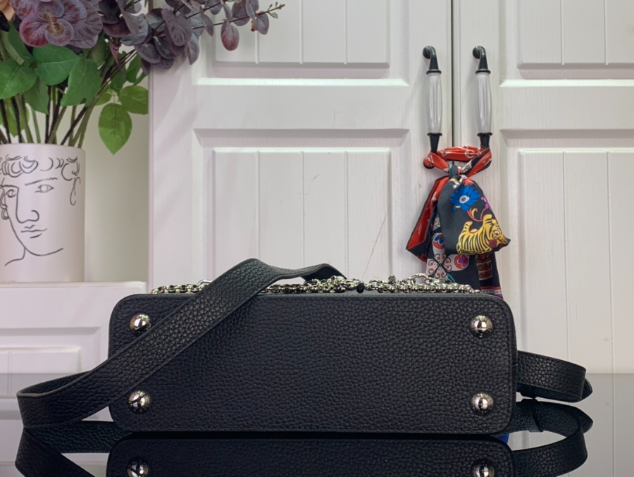 루이비통 카퓌신 BB 블랙 (17.3 x 9 x 27) 5.jpg