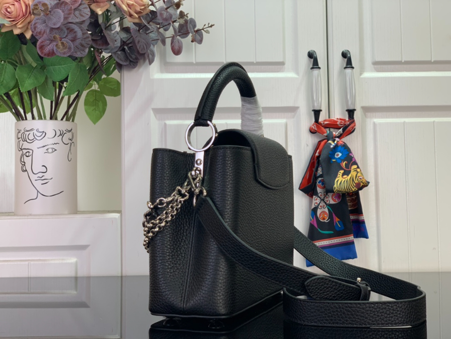 루이비통 카퓌신 BB 블랙 (17.3 x 9 x 27) 4.jpg