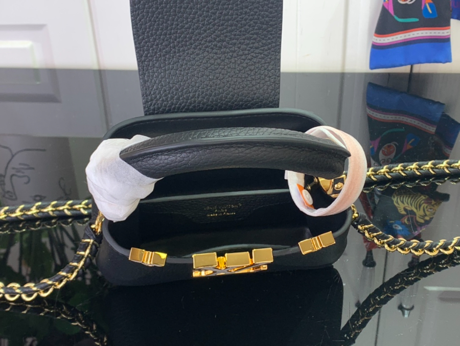 루이비통 카퓌신 나노 블랙 (16.3 x 11 x 6.5)3.jpg