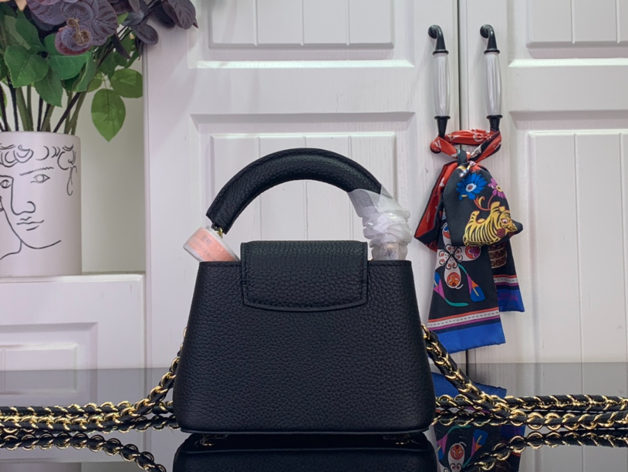 루이비통 카퓌신 나노 블랙 (16.3 x 11 x 6.5)2.jpg