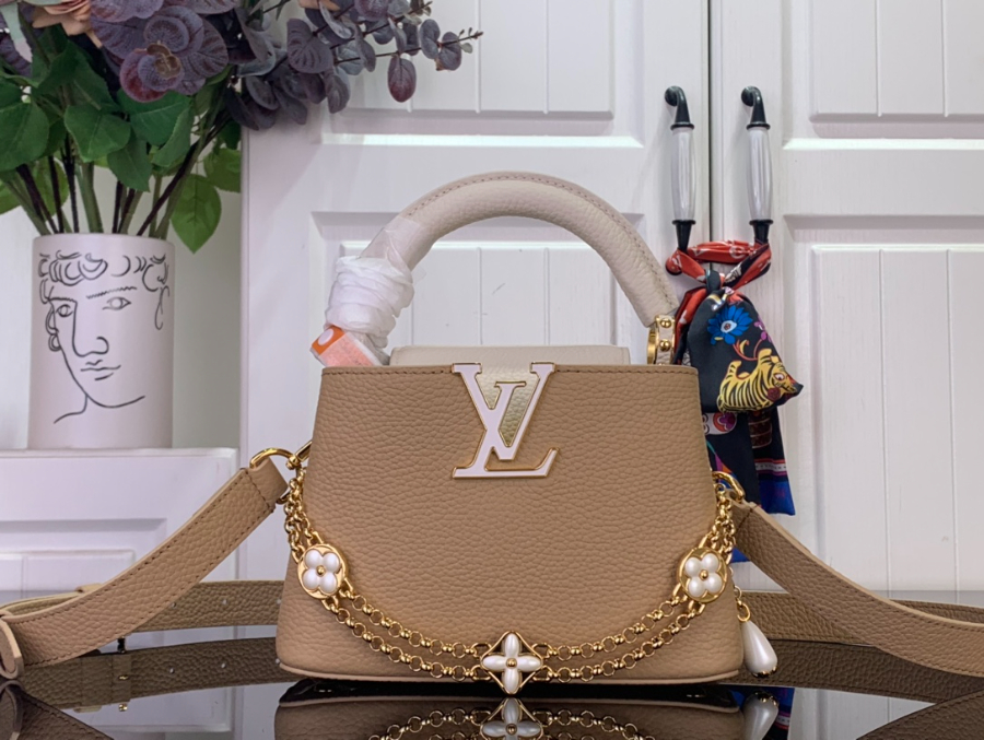 루이비통 카퓌신 미니 베이지 (21 x 14 x 8)1.jpg