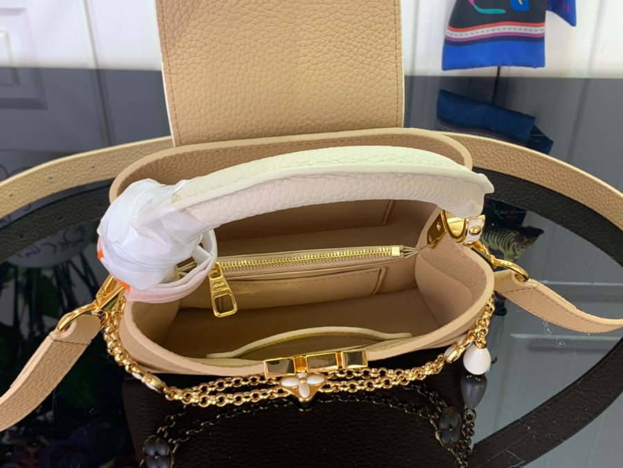 루이비통 카퓌신 미니 베이지 (21 x 14 x 8)3.jpg