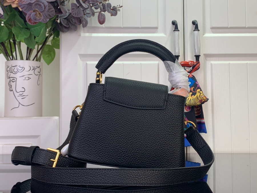 루이비통 카퓌신 미니 블랙 (21 x 14 x 8)2.jpg