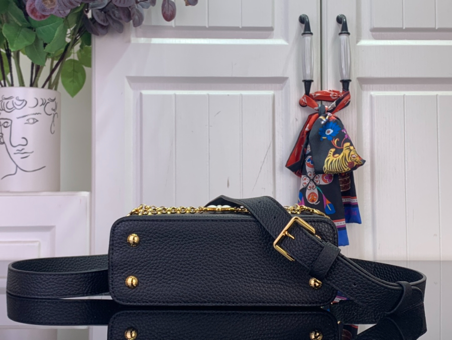 루이비통 카퓌신 미니 블랙 (21 x 14 x 8)5.jpg