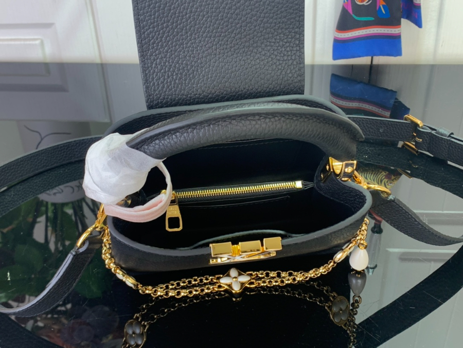 루이비통 카퓌신 미니 블랙 (21 x 14 x 8)3.jpg