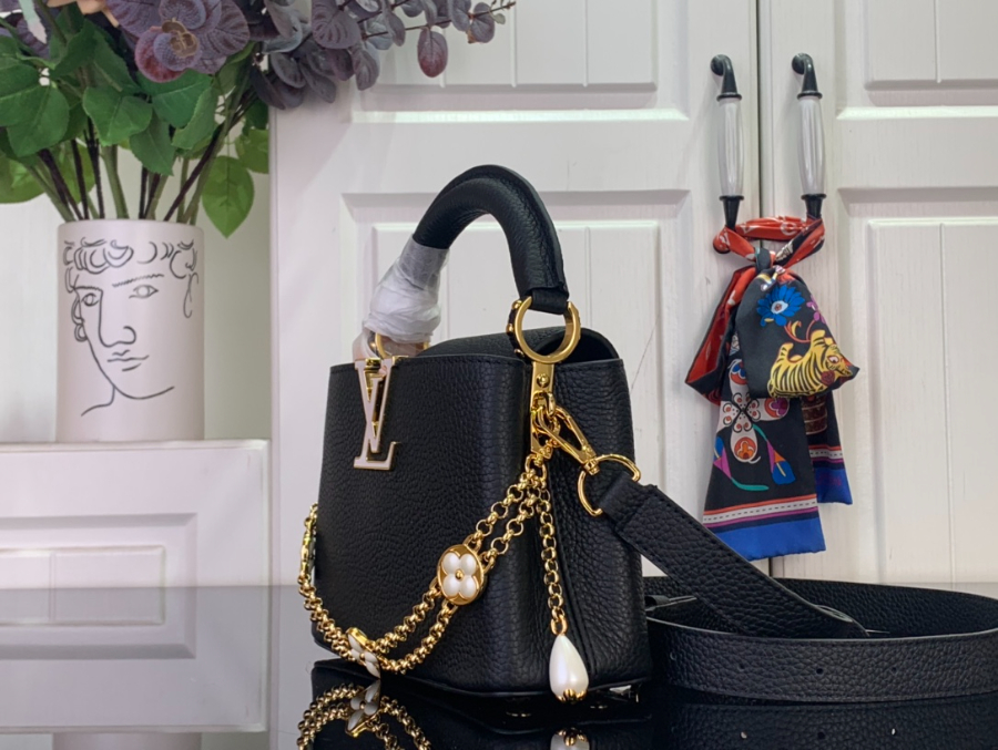 루이비통 카퓌신 미니 블랙 (21 x 14 x 8)4.jpg