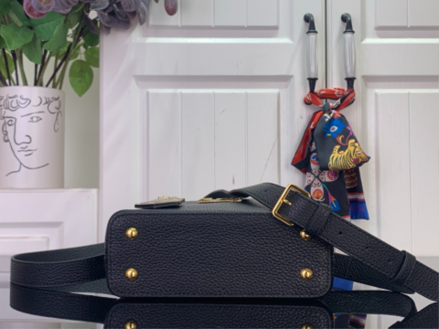 루이비통 카퓌신 미니 블랙 뱀가죽 (21 x 14 x 8)5.jpg