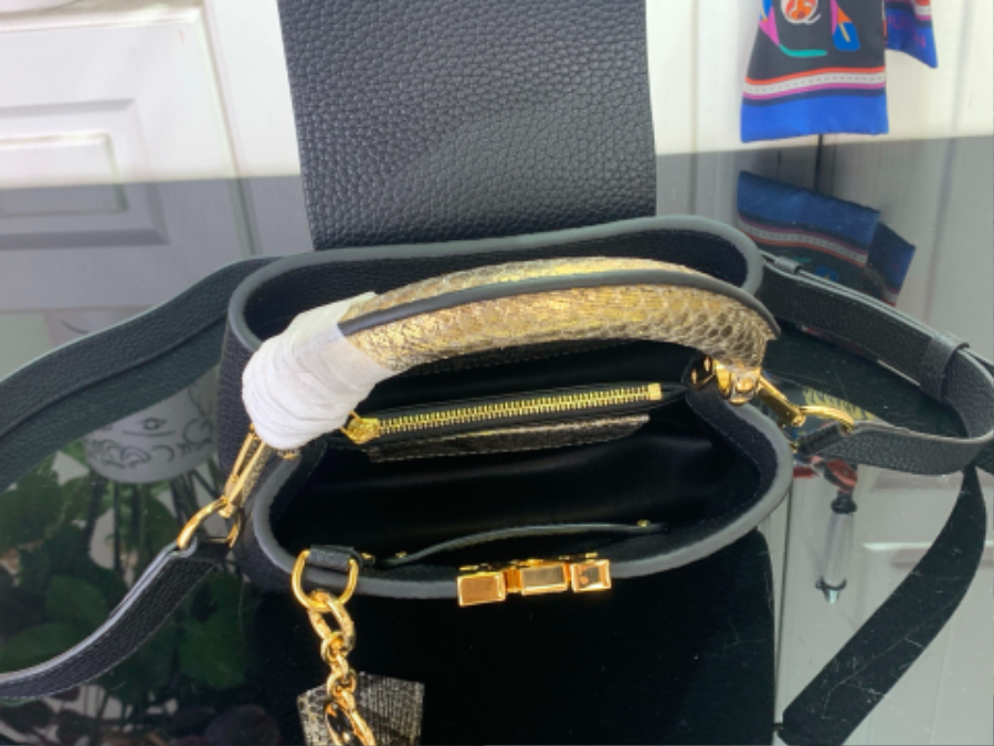 루이비통 카퓌신 미니 블랙 뱀가죽 (21 x 14 x 8)3.jpg