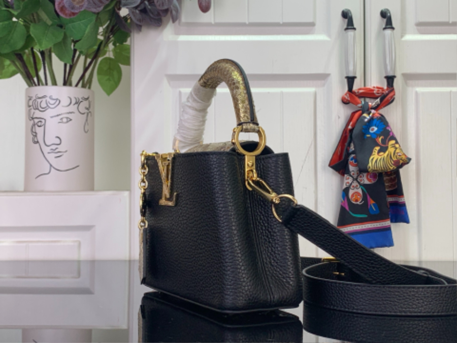 루이비통 카퓌신 미니 블랙 뱀가죽 (21 x 14 x 8)4.jpg