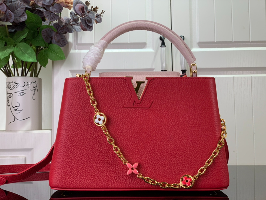 루이비통 카퓌신 미디엄 레드 (31.5 x 20 x 11)1.jpg