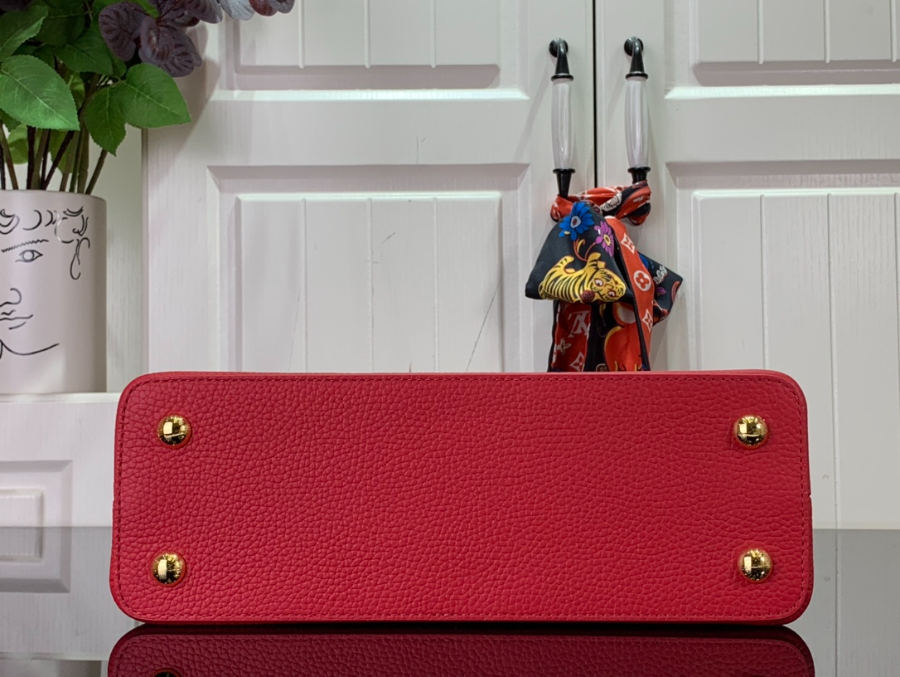 루이비통 카퓌신 미디엄 레드 (31.5 x 20 x 11)5.jpg