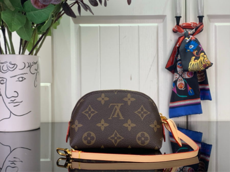 루이비통 코스메틱 퍼스 (13.5 x 9 x 5.5)2.jpg