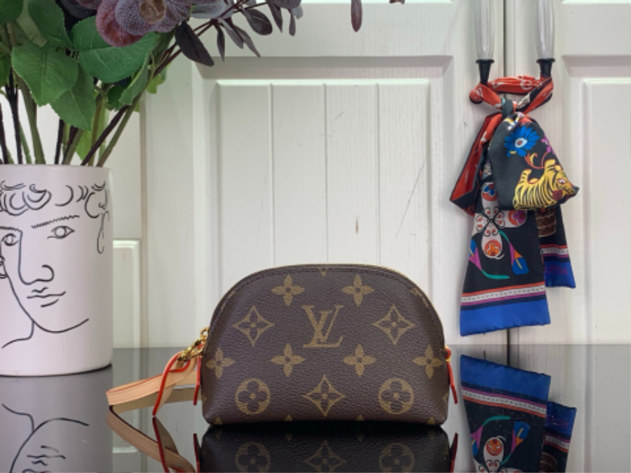 루이비통 코스메틱 퍼스 (13.5 x 9 x 5.5)1.jpg