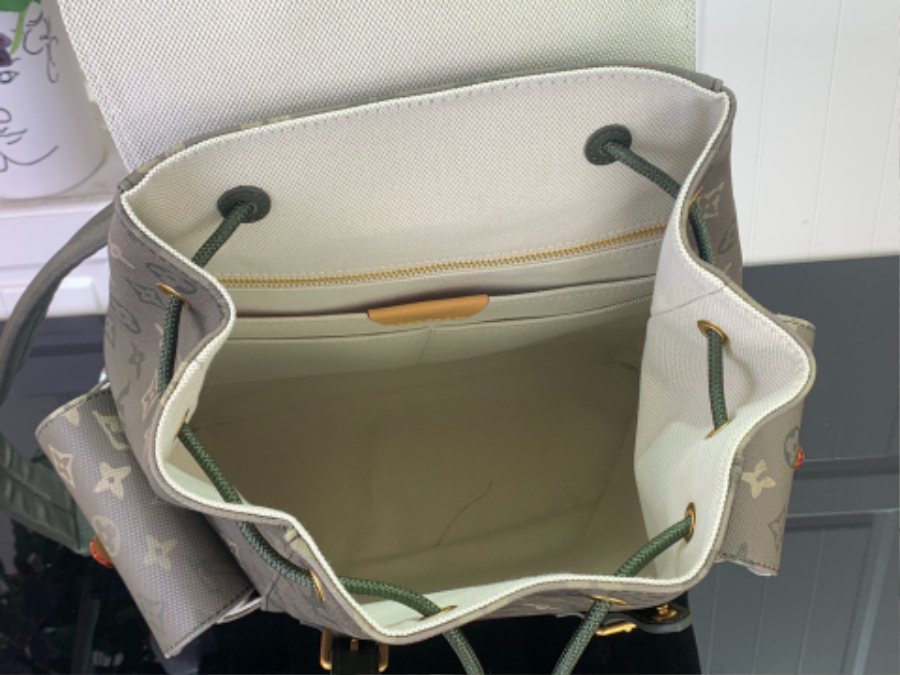 루이비통 크리스토퍼 MM 카키 그린 (38 x 44 x 12.5)3.jpg