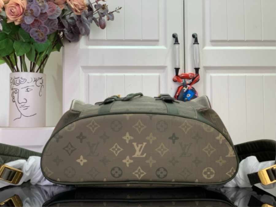 루이비통 크리스토퍼 MM 카키 그린 (38 x 44 x 12.5)5.jpg