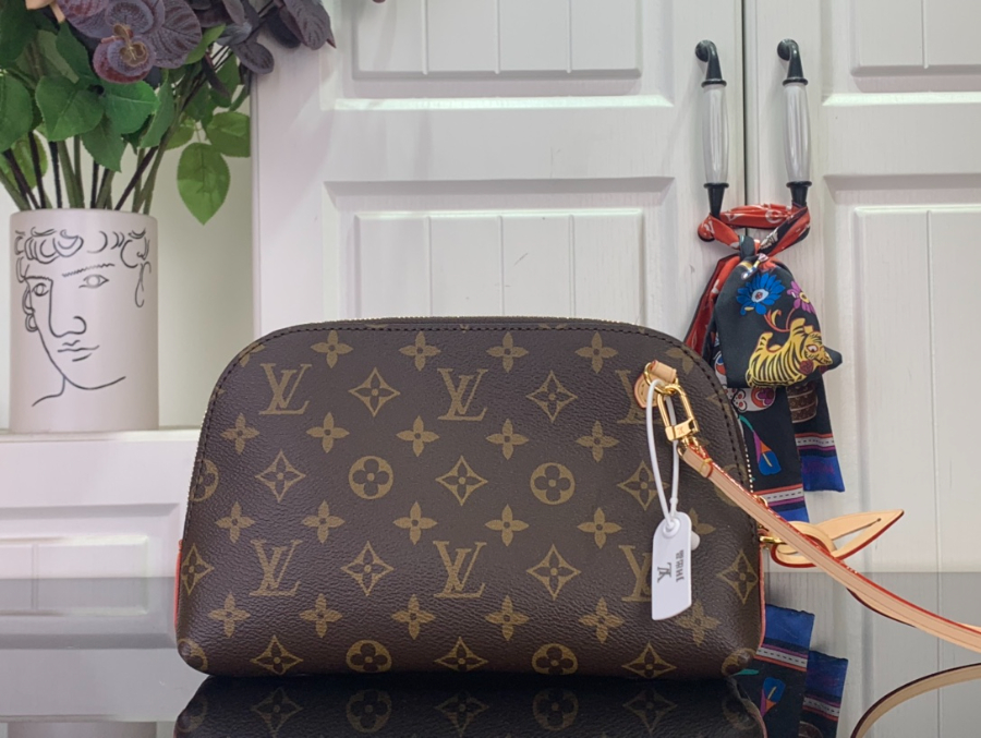 루이비통 태그 미 파우치 (24.5 x 17 x 4.5)2.jpg