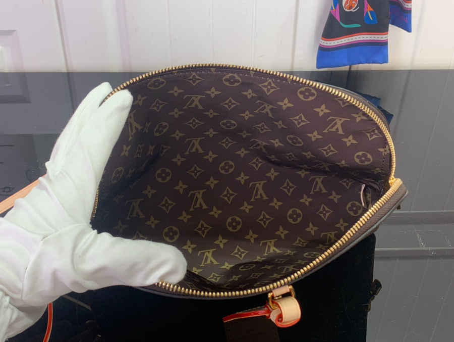 루이비통 태그 미 파우치 (24.5 x 17 x 4.5)3.jpg