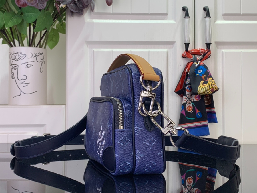 루이비통 닐 M26823 17.51125cm 블루4.jpg