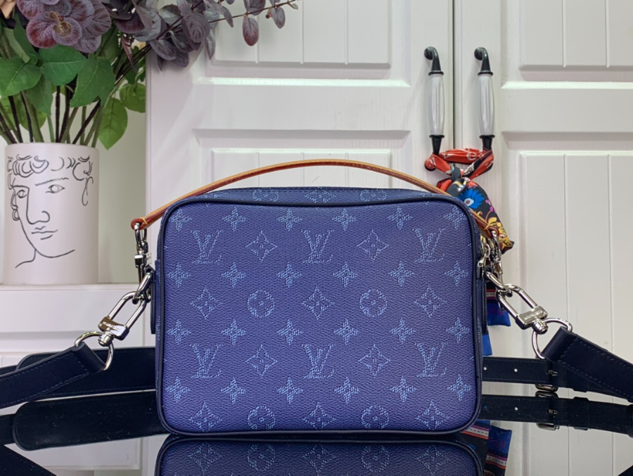 루이비통 닐 M26823 17.51125cm 블루2.jpg