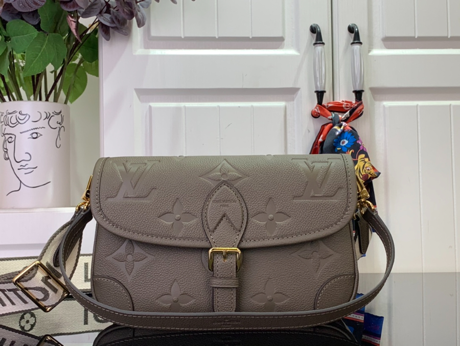 루이비통 다이앤 M15049 24159cm 라이트 브라운1.jpg