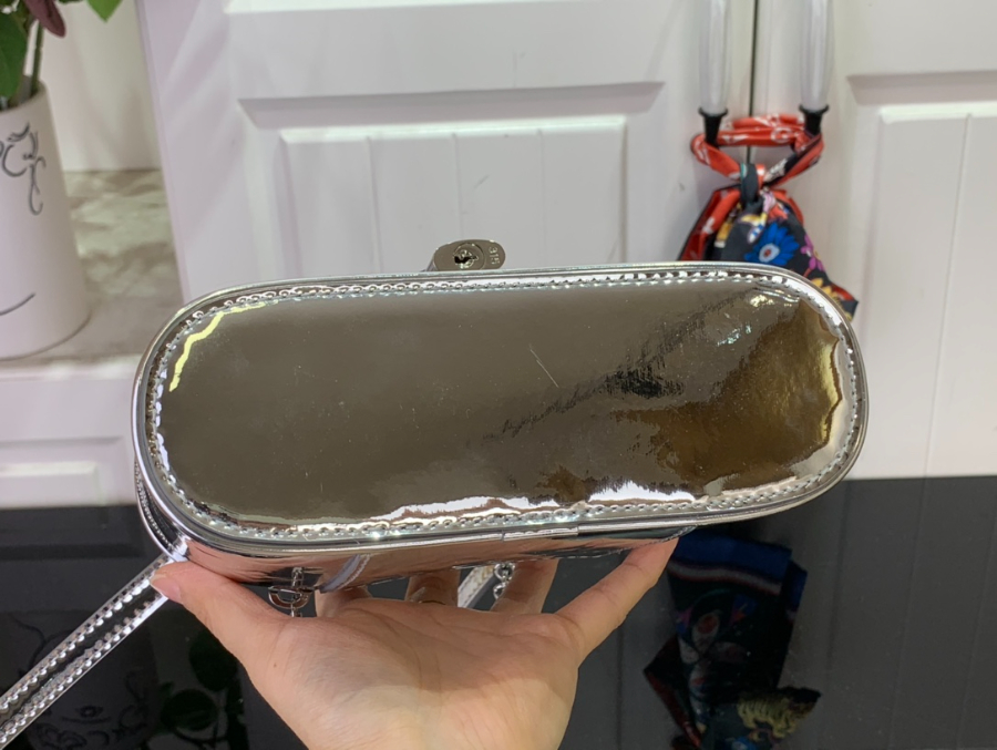 루이비통 베니티 체인 파우치 M26097 11.56.519cm 실버5.jpg