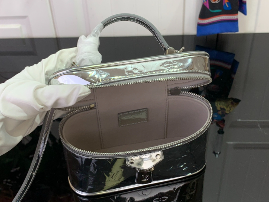 루이비통 베니티 체인 파우치 M26097 11.56.519cm 실버3.jpg