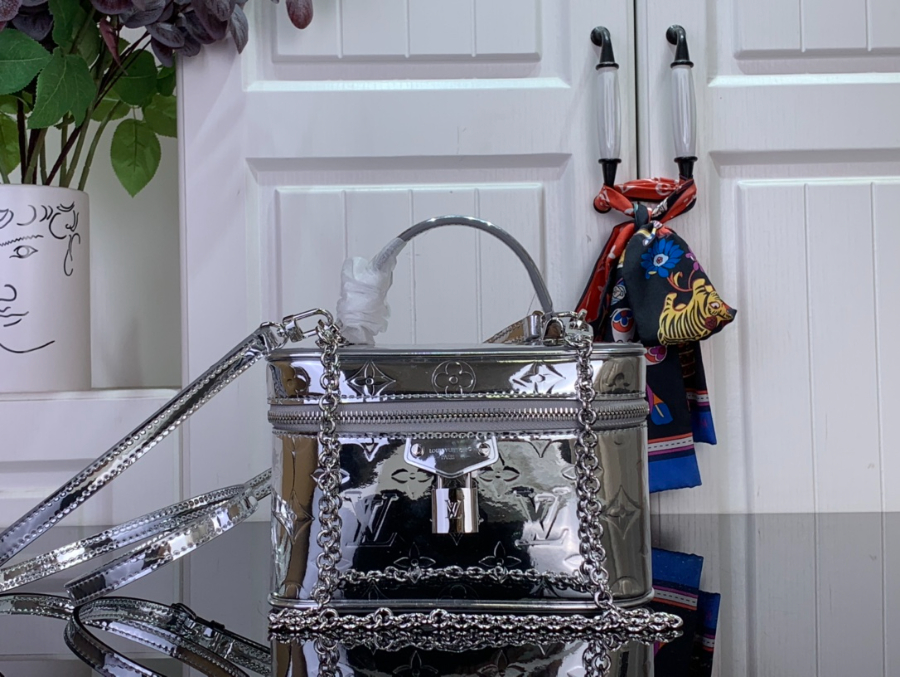 루이비통 베니티 체인 파우치 M26097 11.56.519cm 실버1.jpg