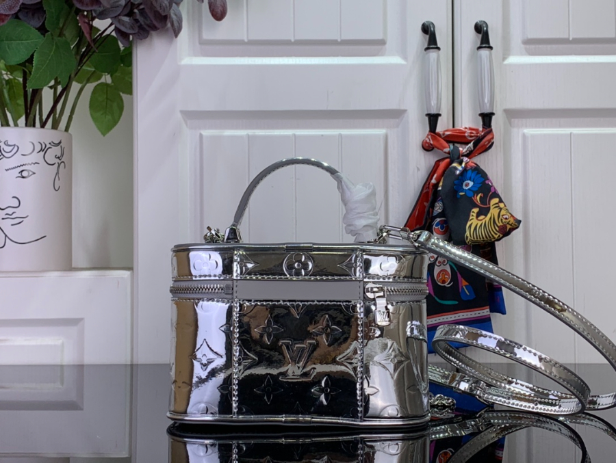 루이비통 베니티 체인 파우치 M26097 11.56.519cm 실버2.jpg