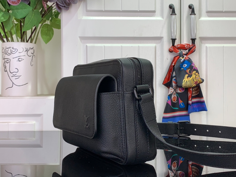 루이비통 보딩 메신저 M15265 18924cm 블랙4.jpg