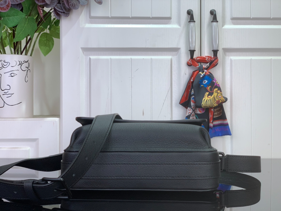 루이비통 보딩 메신저 M15265 18924cm 블랙5.jpg