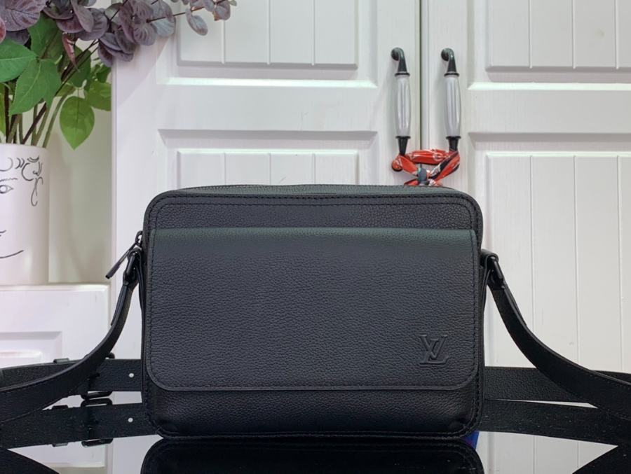 루이비통 보딩 메신저 M15265 18924cm 블랙1.jpg