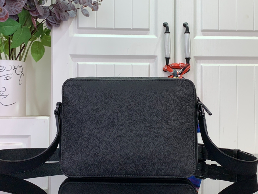 루이비통 보딩 메신저 M15265 18924cm 블랙2.jpg