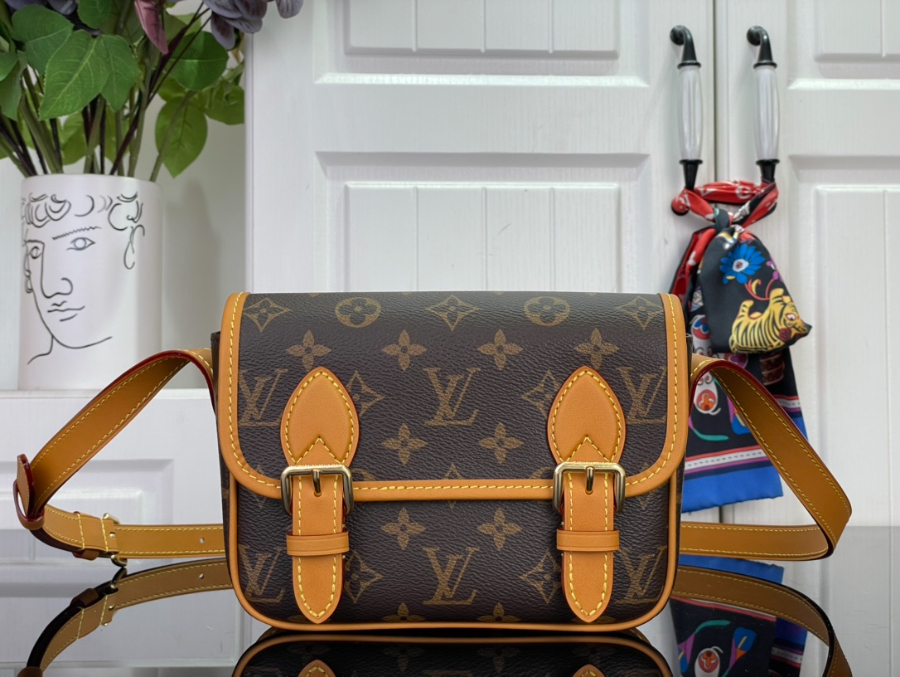 루이비통 사첼 웨어러블 월릿 M26805 15619.5cm1.jpg