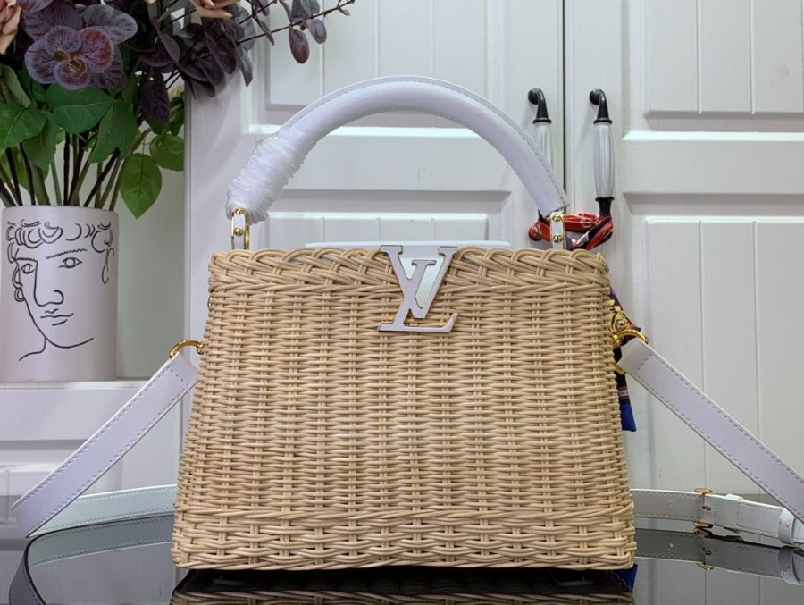 루이비통 카퓌신 BB M26004 27918cm 화이트1.jpg