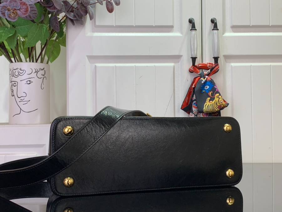 루이비통 카퓌신 MM 수플 블랙 M12924 241233cm4.jpg