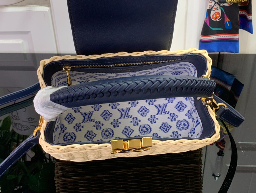 루이비통 카퓌신 미니 M26003 21814cm 블랙3.jpg