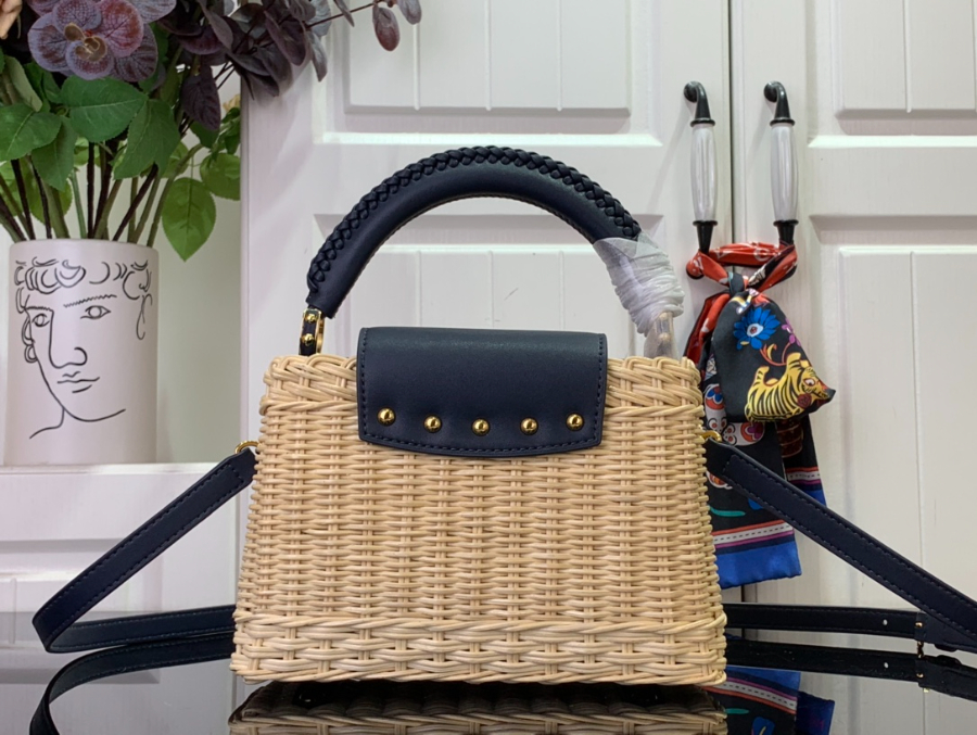 루이비통 카퓌신 미니 M26003 21814cm 블랙2.jpg