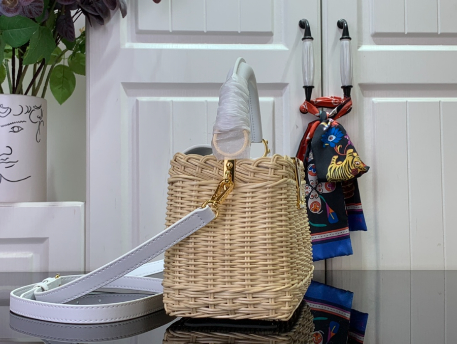 루이비통 카퓌신 미니 M26004 21814cm 화이트4.jpg