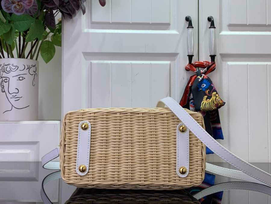 루이비통 카퓌신 미니 M26004 21814cm 화이트5.jpg