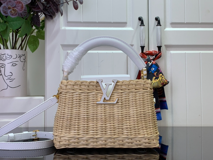 루이비통 카퓌신 미니 M26004 21814cm 화이트1.jpg