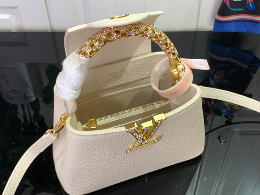 루이비통 카퓌신 미니 M14177 13.6821cm 아이보리3.jpg