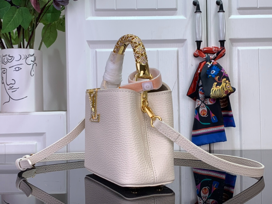 루이비통 카퓌신 미니 M14177 13.6821cm 아이보리4.jpg