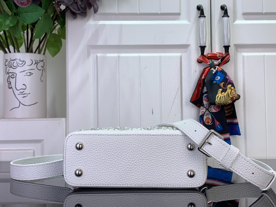 루이비통 카퓌신 미니 M25934 2113.68cm 화이트5.jpg