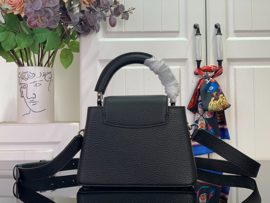 루이비통 카퓌신 미니 블랙2.jpg