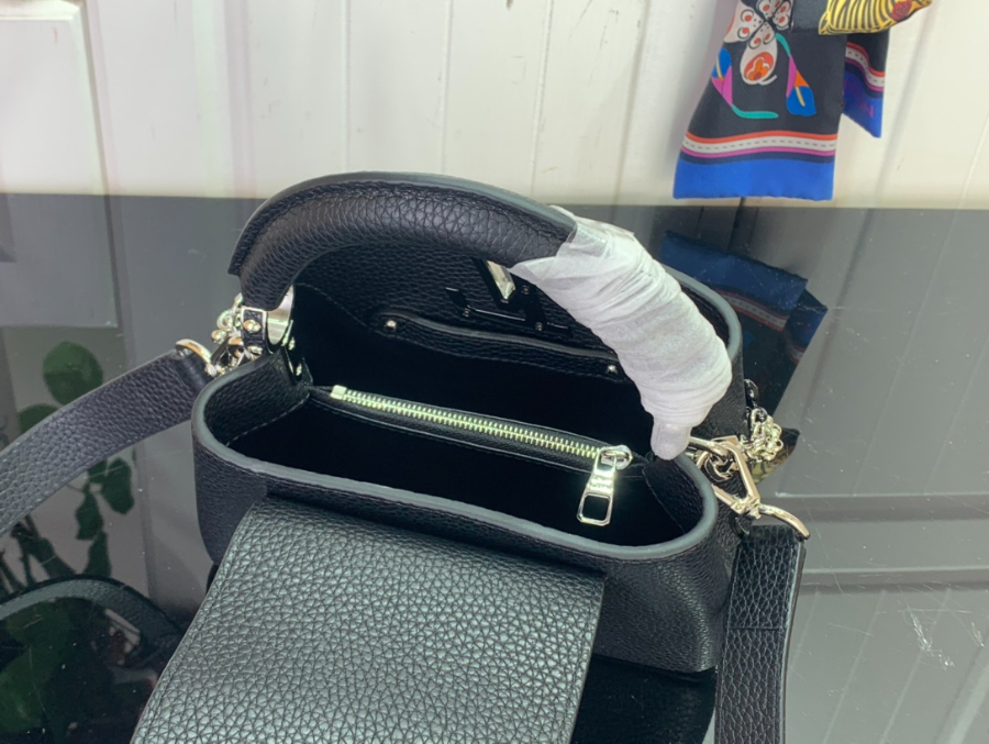 루이비통 카퓌신 미니 블랙3.jpg